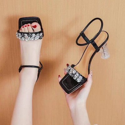 Γυναικεία τετράγωνα σανδάλια με ψηλά τακούνια και διακοσμητικές πέτρες