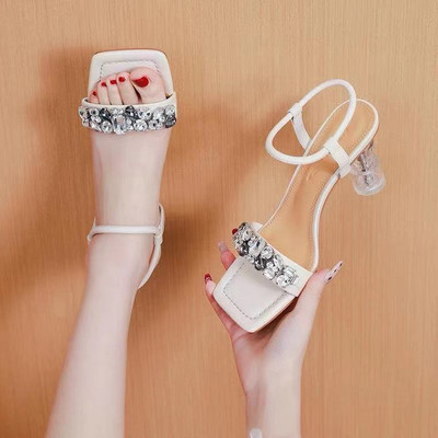 Γυναικεία τετράγωνα σανδάλια με ψηλά τακούνια και διακοσμητικές πέτρες