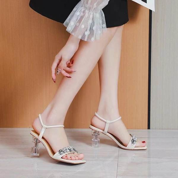 Γυναικεία τετράγωνα σανδάλια με ψηλά τακούνια και διακοσμητικές πέτρες