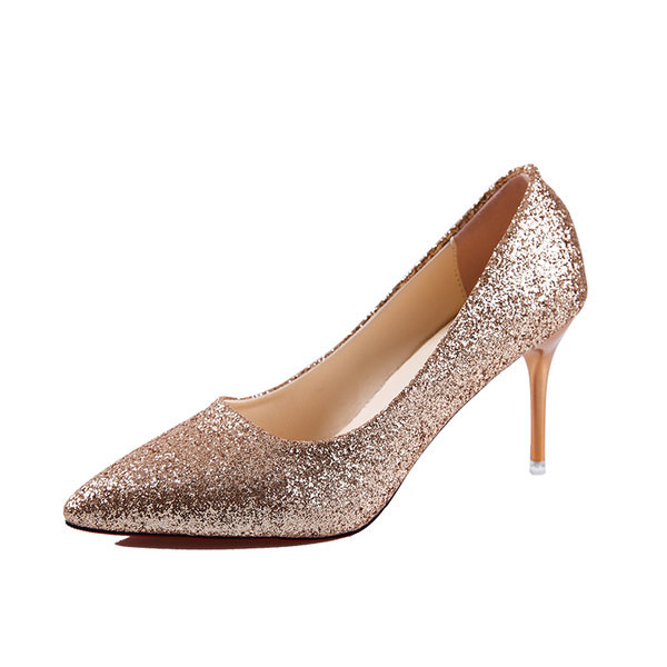 Κομψά γυναικεία παπούτσια με γυαλιστερό αποτέλεσμα και λεπτό τακούνι - μυτερό μοντέλο