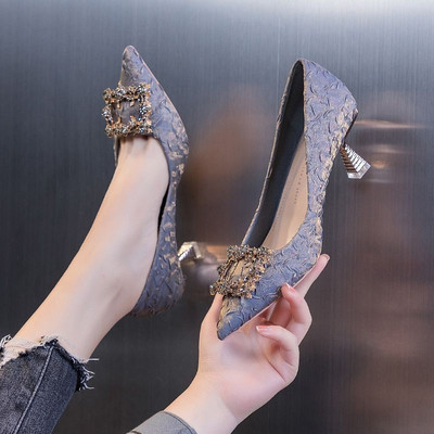 Γυναικεία  παπούτσια με λεπτό τακούνι και διακοσμητικές πέτρες