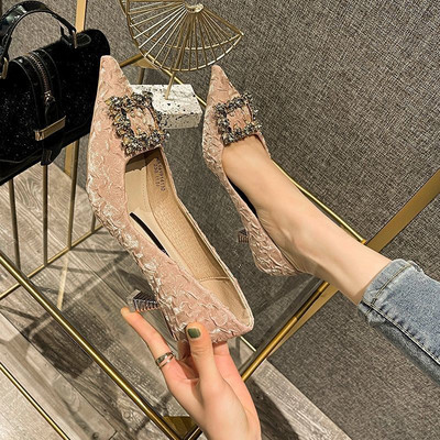 Γυναικεία  παπούτσια με λεπτό τακούνι και διακοσμητικές πέτρες