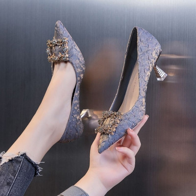 Γυναικεία  παπούτσια με λεπτό τακούνι και διακοσμητικές πέτρες