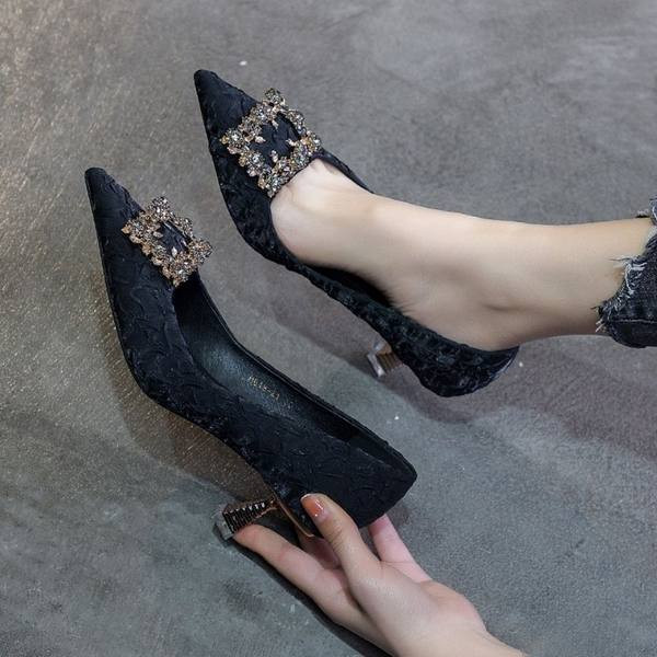Γυναικεία  παπούτσια με λεπτό τακούνι και διακοσμητικές πέτρες