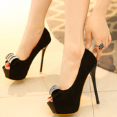 Γυναικεία παπούτσια με λεπτά τακούνια σε μαύρο χρώμα