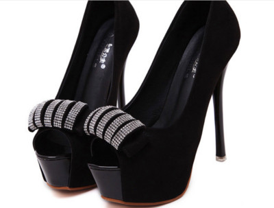 Γυναικεία παπούτσια με λεπτά τακούνια σε μαύρο χρώμα