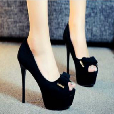 Γυναικεία παπούτσια με λεπτά τακούνια σε μαύρο χρώμα