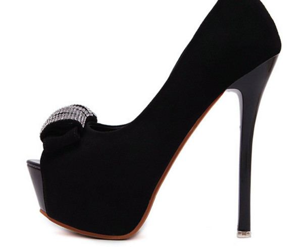 Γυναικεία παπούτσια με λεπτά τακούνια σε μαύρο χρώμα