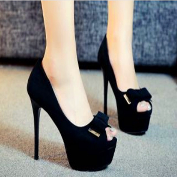 Γυναικεία παπούτσια με λεπτά τακούνια σε μαύρο χρώμα