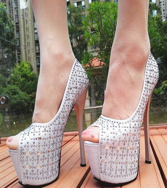 Γυναικεία παπούτσια με διακοσμητικές πέτρες και ψηλά τακούνια σε τρία χρώματα