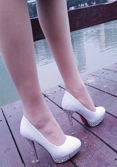 Naiste kõrge kontsaga kingad ja kivid mitmes värvitoonis