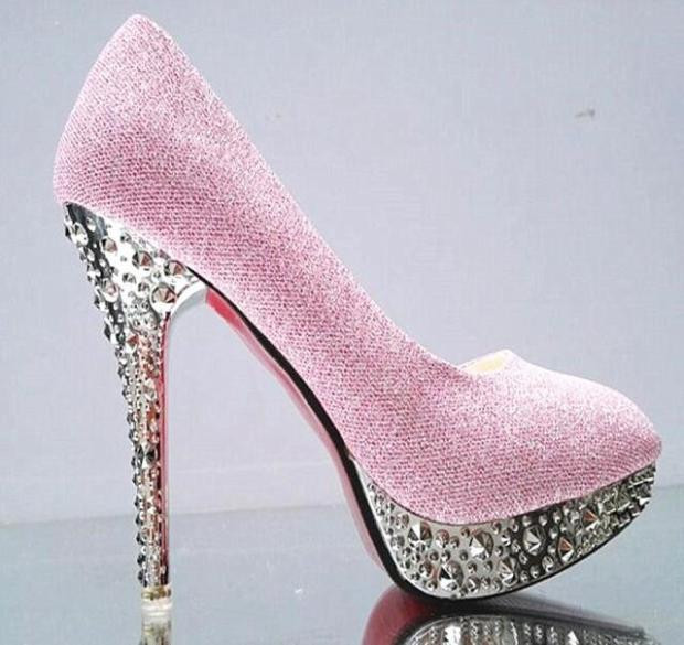 Naiste kõrge kontsaga kingad ja kivid mitmes värvitoonis