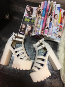 Γυναικεία σανδάλια με χοντρό τακούνι - δύο μοντέλα