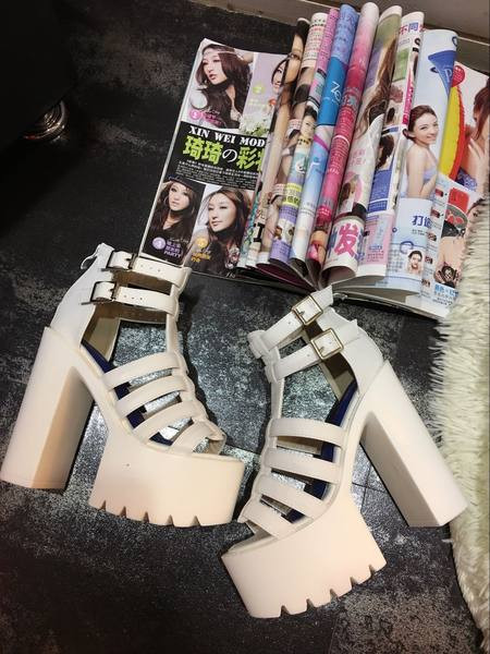 Paksu kontsaga naiste sandaalid - kaks mudelit