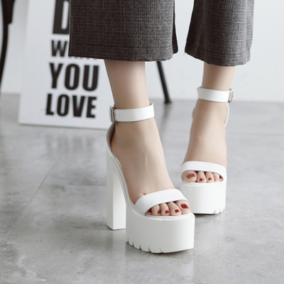 Γυναικεία έκο δερμάτινα σανδάλια με αγκράφα και ψηλό τακούνι