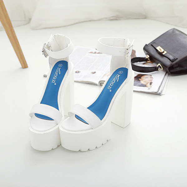 Γυναικεία έκο δερμάτινα σανδάλια με αγκράφα και ψηλό τακούνι