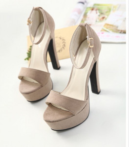 Γυναικεία σανδάλια με ψηλά τακούνια και αγκράφα