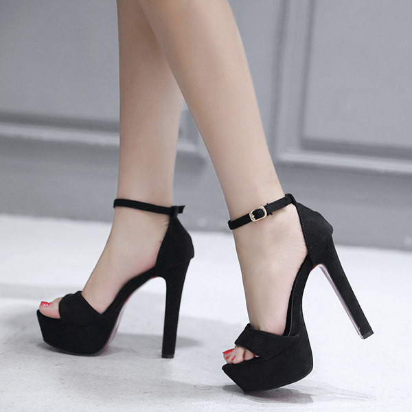 Γυναικεία σανδάλια με ψηλά τακούνια και αγκράφα