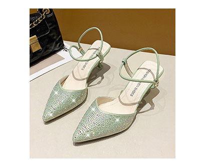 Stiilsed naiste teravatipulised kivide ja rihmaga kingad