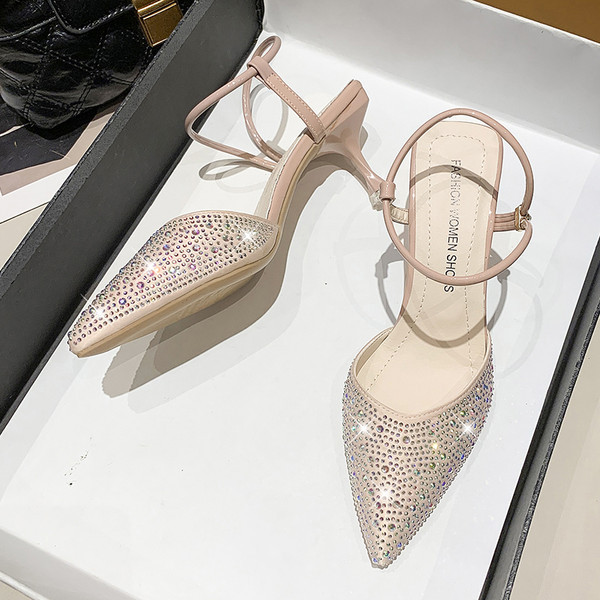 Stiilsed naiste teravatipulised kivide ja rihmaga kingad