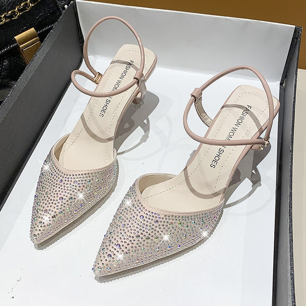 Stiilsed naiste teravatipulised kivide ja rihmaga kingad