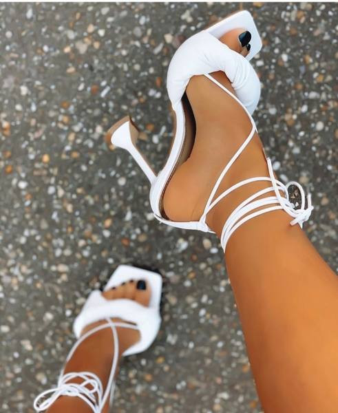 Moodsad naiste sandaalid kõrgete kontsadega ja paeltega valged