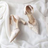 Γυναικεία μυτερά παπούτσια με λουράκι και χοντρό τακούνι