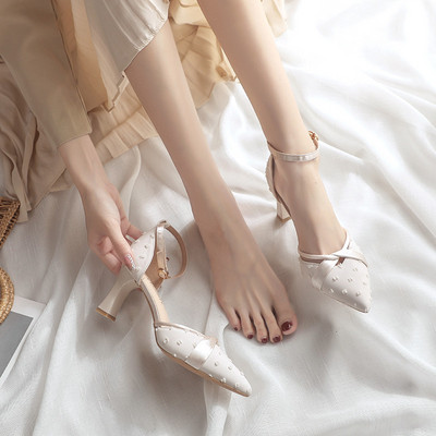 Γυναικεία μυτερά παπούτσια με λουράκι και χοντρό τακούνι