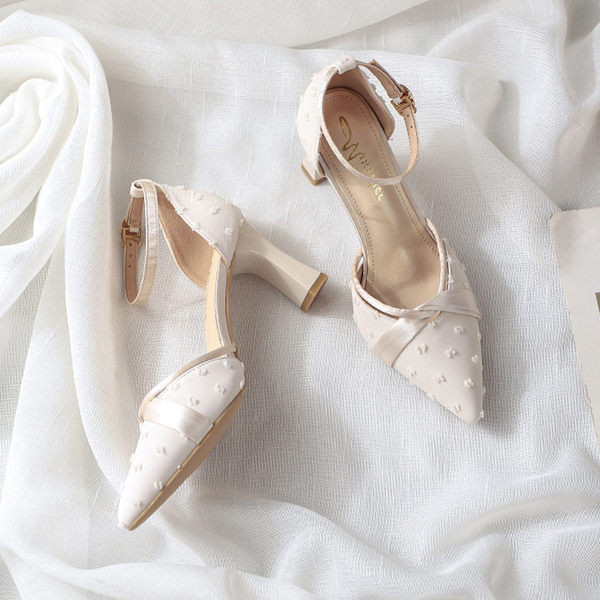 Γυναικεία μυτερά παπούτσια με λουράκι και χοντρό τακούνι