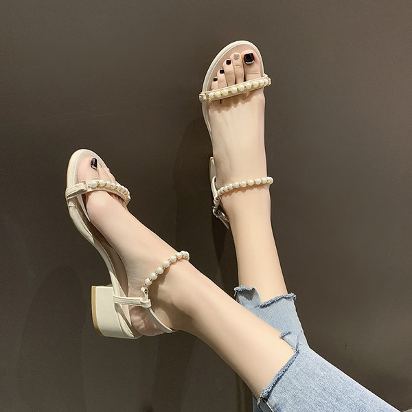 Γυναικεία σανδάλια με πέρλες και χαμηλό τακούνι - 5 cm