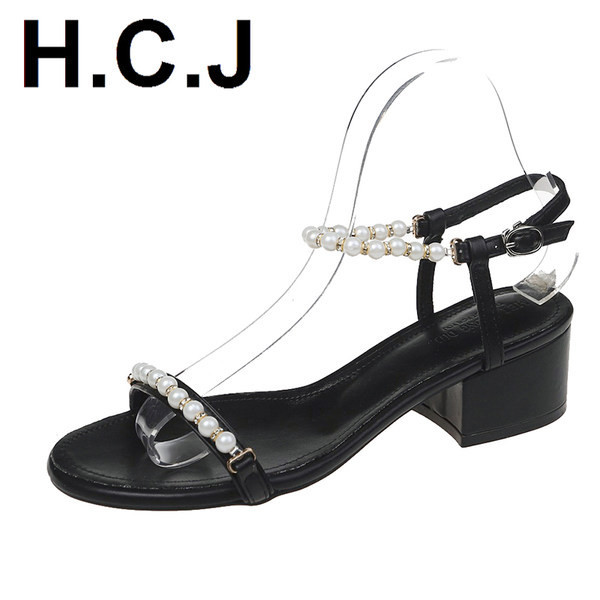 Γυναικεία σανδάλια με πέρλες και χαμηλό τακούνι - 5 cm