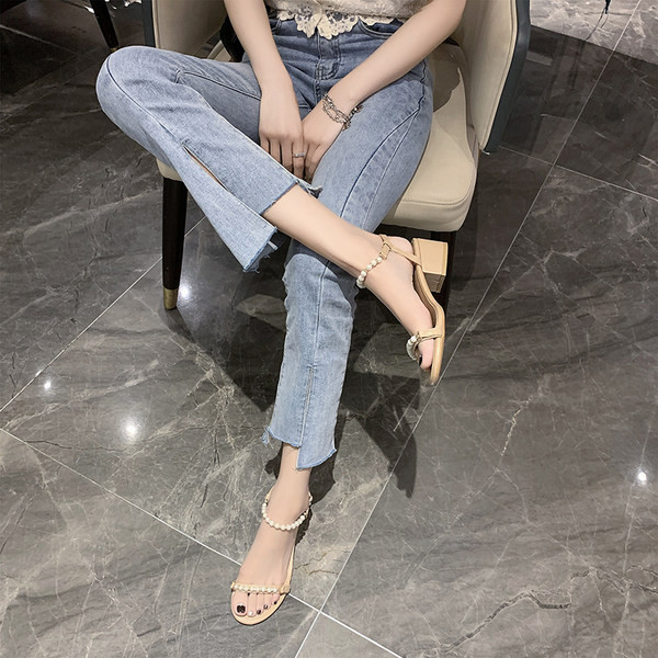 Γυναικεία σανδάλια με πέρλες και χαμηλό τακούνι - 5 cm