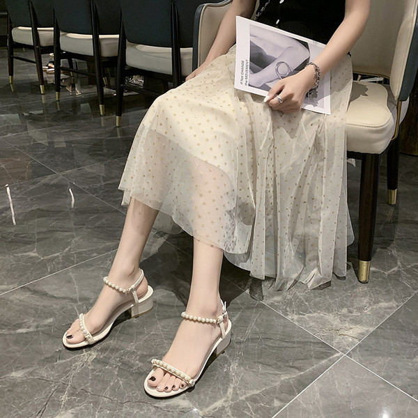 Γυναικεία σανδάλια με πέρλες και χαμηλό τακούνι - 5 cm