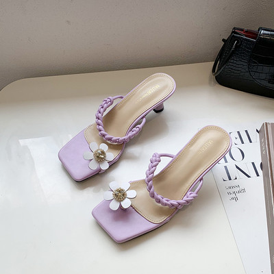 Γυναικείες παντόφλες με τρισδιάστατο στοιχείο και τακούνι σε διάφορα χρώματα