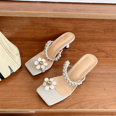 Γυναικείες παντόφλες με τρισδιάστατο στοιχείο και τακούνι σε διάφορα χρώματα