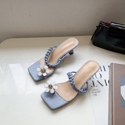 Γυναικείες παντόφλες με τρισδιάστατο στοιχείο και τακούνι σε διάφορα χρώματα