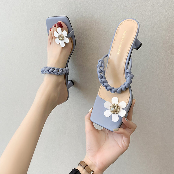 Γυναικείες παντόφλες με τρισδιάστατο στοιχείο και τακούνι σε διάφορα χρώματα