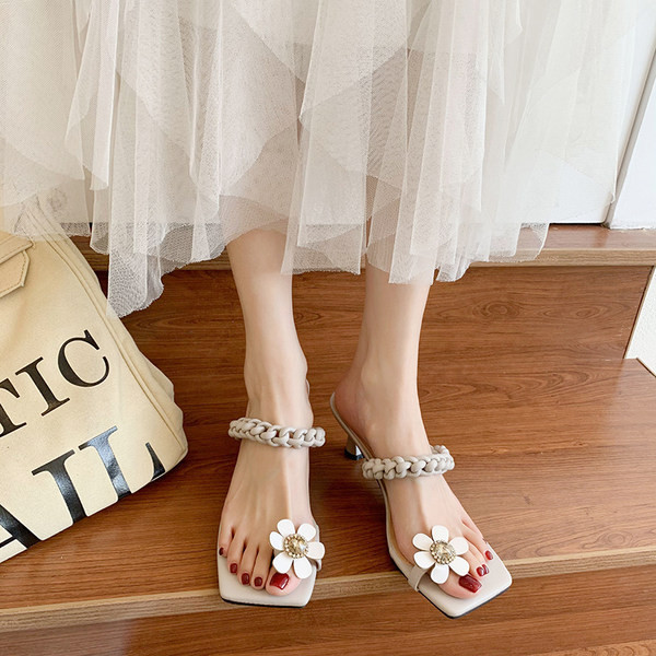 Γυναικείες παντόφλες με τρισδιάστατο στοιχείο και τακούνι σε διάφορα χρώματα