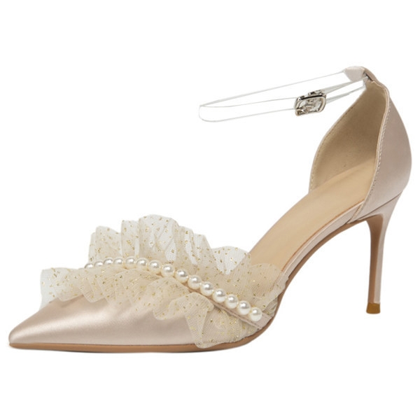 Γυναικεία μυτερά παπούτσια με λεπτό τακούνι με μεταλλικό κούμπωμα και δαντέλα