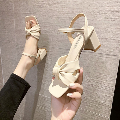 Metallist kinnitusega ja ökonahast paelaga naiste sandaalid