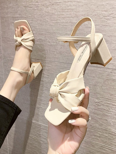 Metallist kinnitusega ja ökonahast paelaga naiste sandaalid