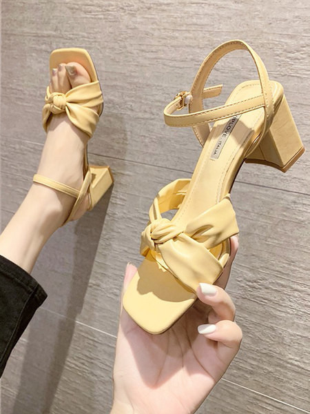 Metallist kinnitusega ja ökonahast paelaga naiste sandaalid