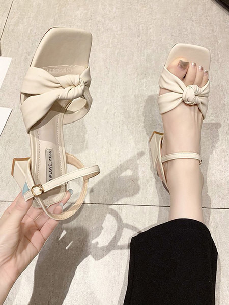 Metallist kinnitusega ja ökonahast paelaga naiste sandaalid