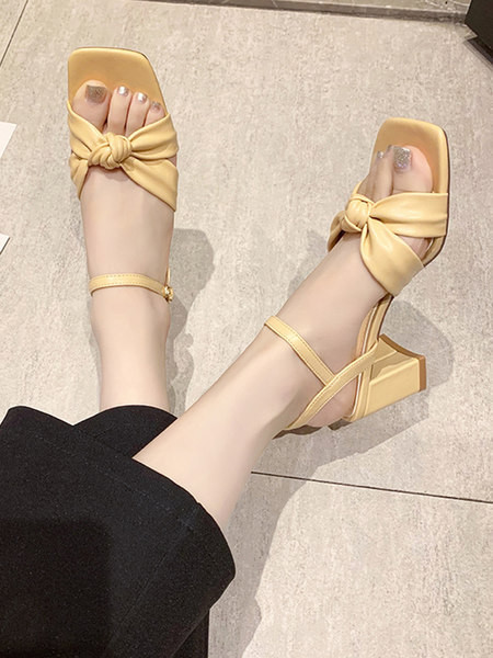 Metallist kinnitusega ja ökonahast paelaga naiste sandaalid