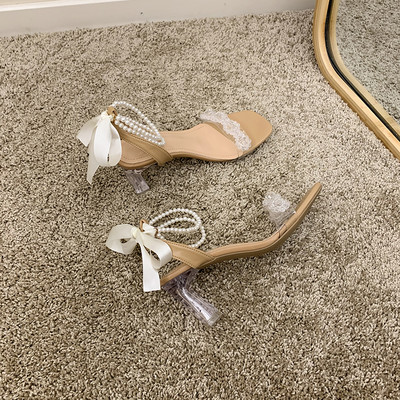 Pärlirihmade ja paelaga naiste sandaalid