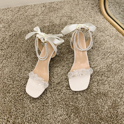 Pärlirihmade ja paelaga naiste sandaalid