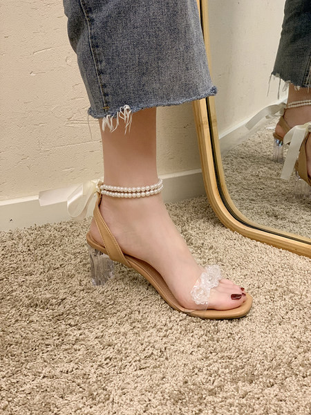 Pärlirihmade ja paelaga naiste sandaalid