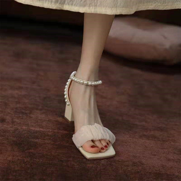 Γυναικεία μοντέρνα σανδάλια με πέρλες και χοντρό τακούνι