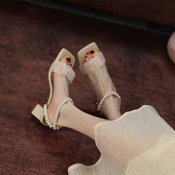 Γυναικεία μοντέρνα σανδάλια με πέρλες και χοντρό τακούνι