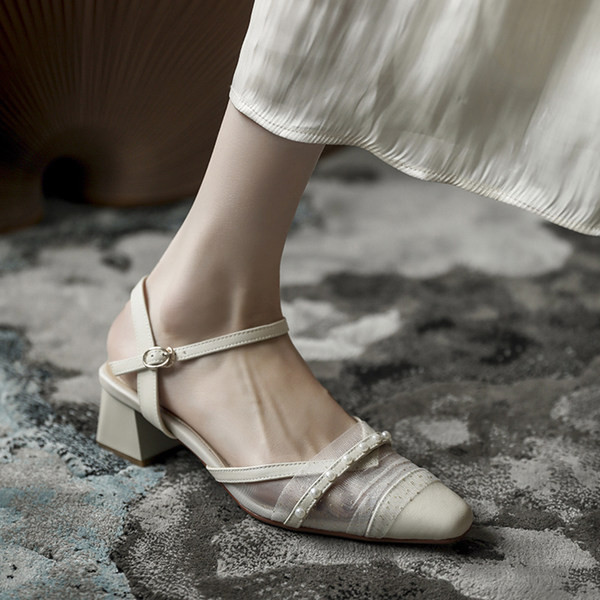 Naiste ümarad pärlitega ja metallkinnitusega sandaalid